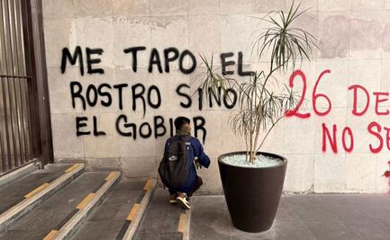 A casi 11 años, normalistas se manifiestan en la SRE por caso Ayotzinapa; exigen extradición de Tomás Zerón de Lucio