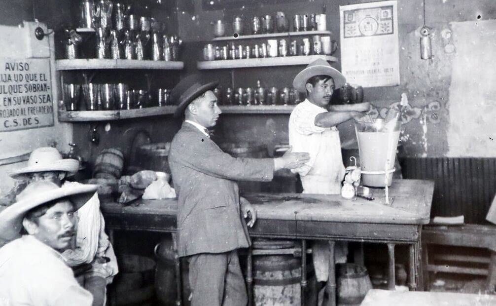 Pulquería, siglo XX. La sexta demarcación de la Ciudad de México fue la zona con mayor concentración alcohólica de la capital. Foto: Tania Victoria/Secretaría de Cultura CDMX/Wikimedia Commons.