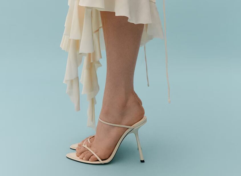Además de ropa, se pueden encontrar bolsas y sandalias. Foto: Mango