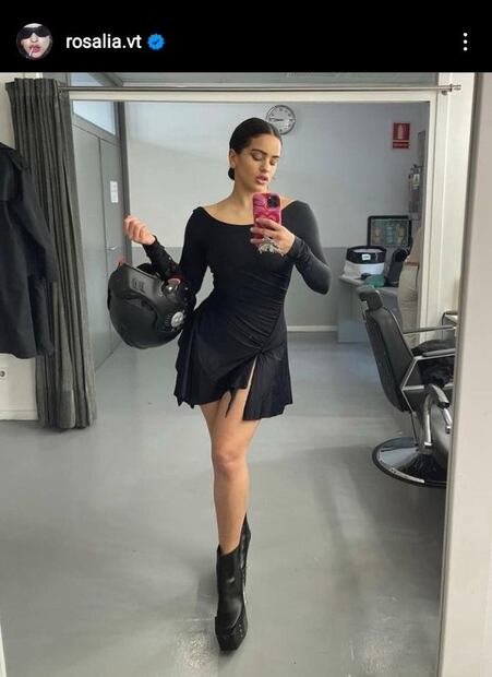 Rosalía tiene el look perfecto para un paseo en motocicleta