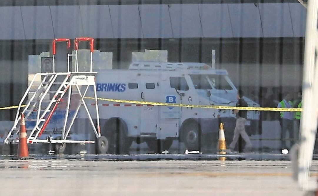 Un camión blindado, en el Aeropuerto Internacional Arturo Merino Benítez en Santiago/ AP