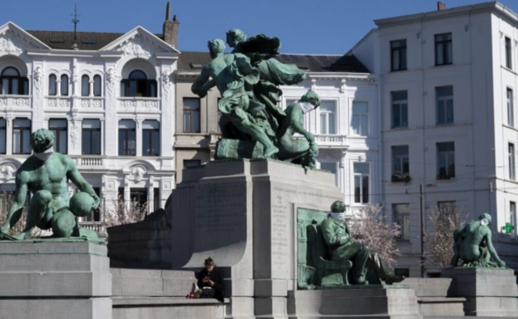 Estatuas del mundo se protegen del coronavirus