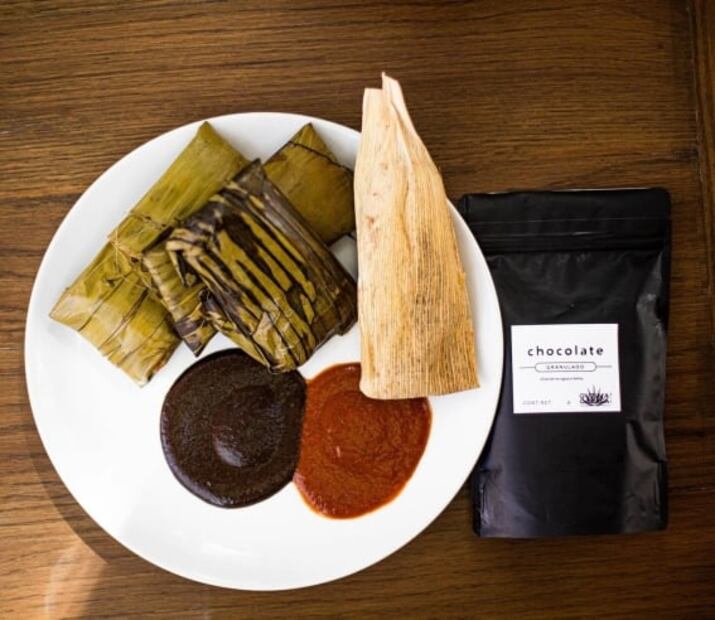 Prepara tamales de mole y pollo al estilo de Guzina Oaxaca
