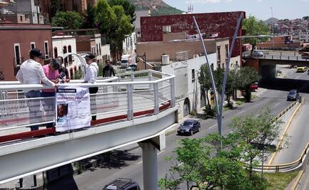 Cuelgan fichas de desaparecidos en puentes peatonales en Zacatecas
