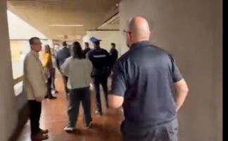 Marx Arriaga denuncia que policías lo intentan desalojar de sus oficinas; si pedir mejor educación es un crimen, que me esposen, dice