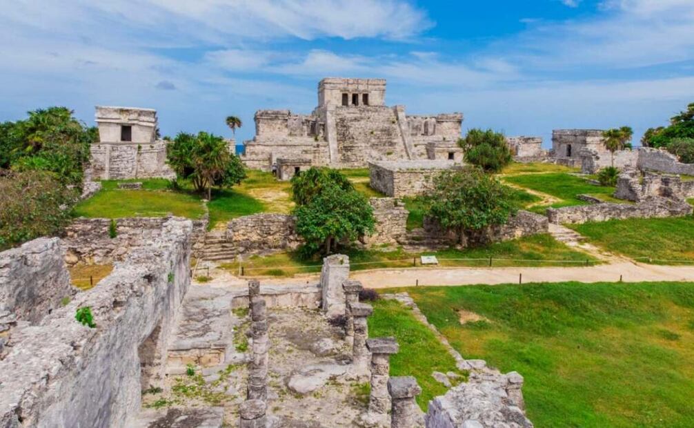 Durante su estancia en Tulum, la mandataria estatal también sostuvo una reunión con empresarios, hoteleros y artesanos locales (16/10/2025). Foto: Especial