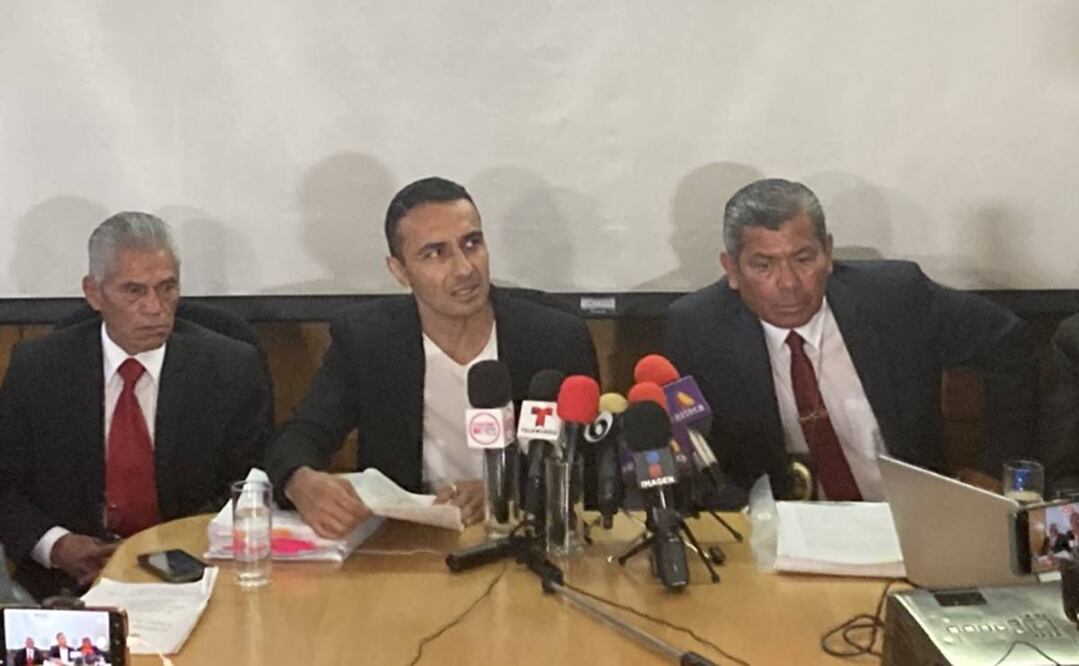 Pascacio López rodeado de su equipo jurídico. Foto: Armando Pereda/EL UNIVERSAL. 