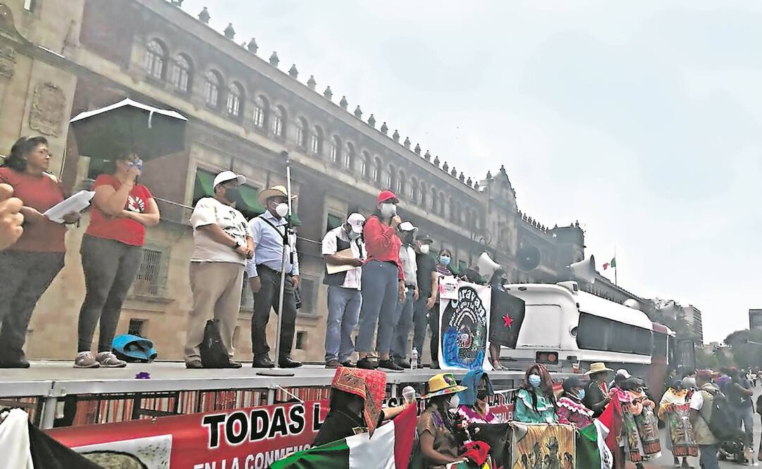 Al llegar al Zócalo, los disidentes del magisterio se plantaron frente a Palacio Nacional para exigir eliminar la “mal llamada reforma educativa morenista”. Foto: Especial.
