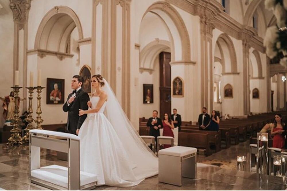 El Senador de Movimiento Ciudadano, Samuel García, durante su enlace religioso con Mariana Rodríguez, en la Catedral de Monterrey. Foto: Tomada de Instagram