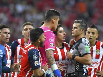Chivas se queja públicamente del arbitraje tras la humillante derrota ante Puebla