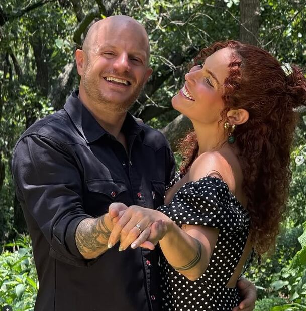 Facundo y su novia Delia comparten en redes que se han comprometido.