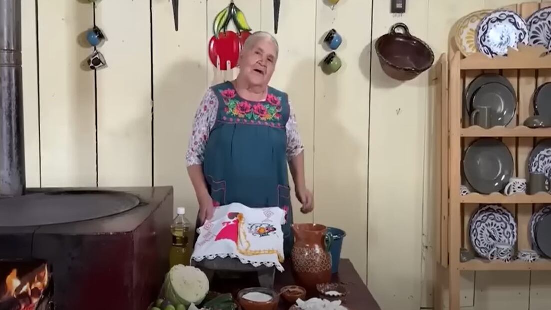 Doña Ángela compartió una receta de flautas ahogadas. Foto: Captura de pantalla / YouTube 