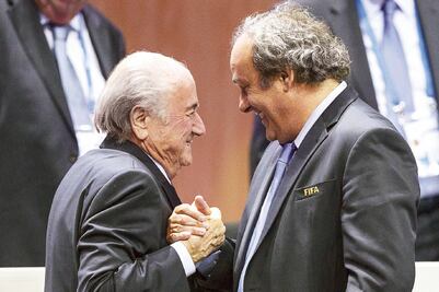 Acusan a Platini de intimidar