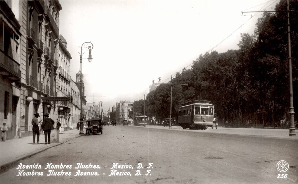 Postal de inicios del siglo XX en la que aparece la avenida de los Hombres Ilustres, actual Avenida Hidalgo, en un lugar de esta avenida practicó el espiritismo. Hoy todo ha cambiado. Del lado derecho se encuentra la Alameda Central y al fondo se alcanza a ver el nuevo Teatro Nacional, hoy Palacio de Bellas Artes. Imagen: Col. Villasana. Referencia: Revista Helios, 1916, Avenida de los Hombres Ilustres, núm. 5, Altos.
