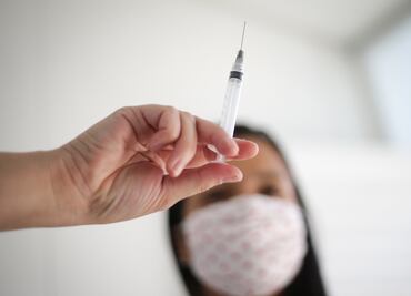 Pfizer y AstraZeneca son menos efectivas ante ómicron: Universidad de Oxford