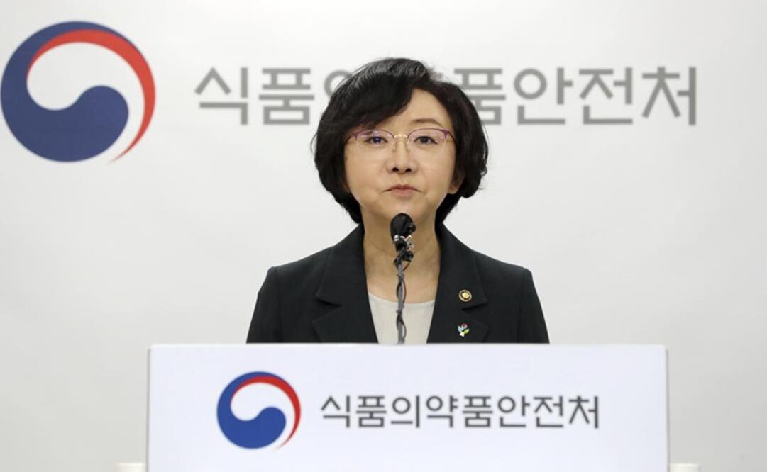 La ministra surcoreana de Seguridad Alimenticia y Medicamentos, Oh Yu-Kyoung, habla en conferencia de prensa en Cheongju, Corea del Sur. Foto: AP