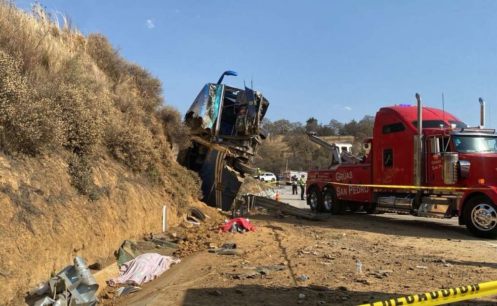 Volcadura de autobús en la México-Puebla. Foto: Valente Rosas. EL UNIVERSAL