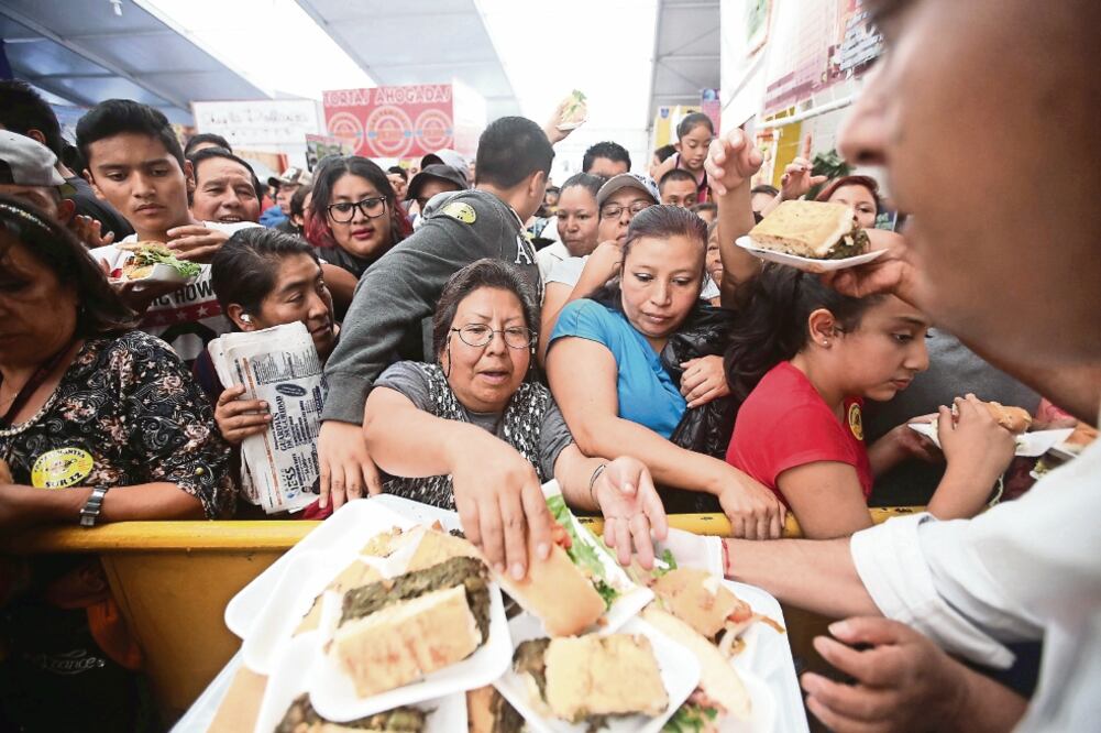 Decenas de personas se agolparon alrededor del stand donde regalaron pedazos de la torta gigante que ayer pasó a formar parte del Récord Guinness (EDGARD GARRIDO. REUTERS)
