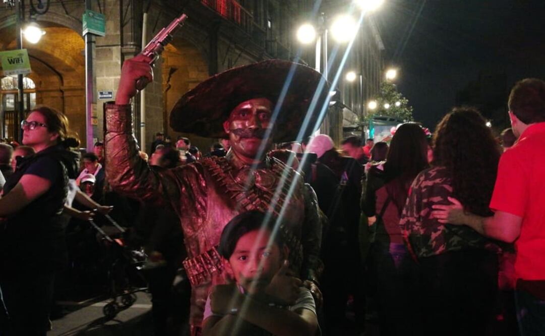 Personas de diferentes partes de la República asistieron al Zócalo de la Ciudad de México a celebrar el "Día de la Independencia" / FOTO: Teresa Moreno/EL UNIVERSAL