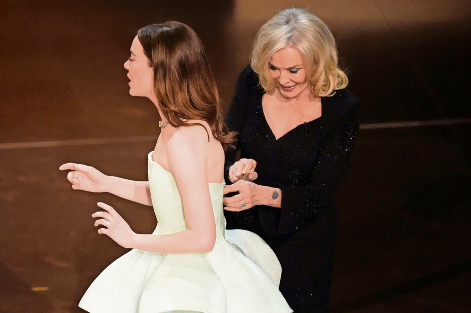 Stone recibió su premio con el vestido roto.