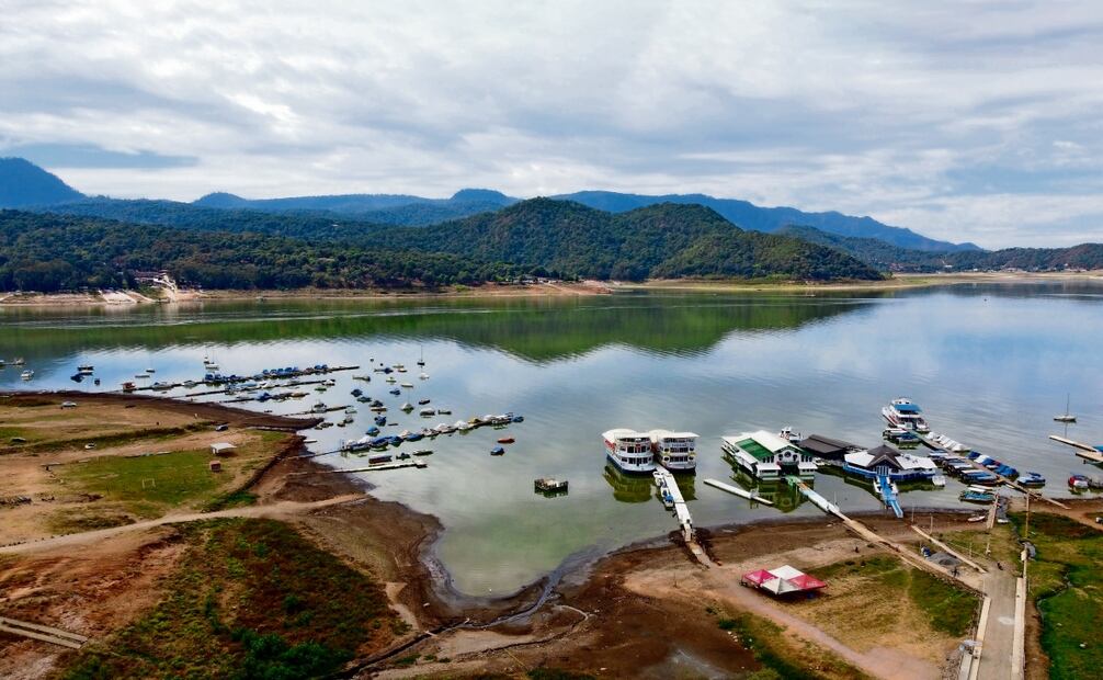 Cada 15 días se extiende dos o tres metros la rampa de madera para que desciendan los turistas hasta las embarcaciones en la laguna. Foto: Jorge Alvarado
