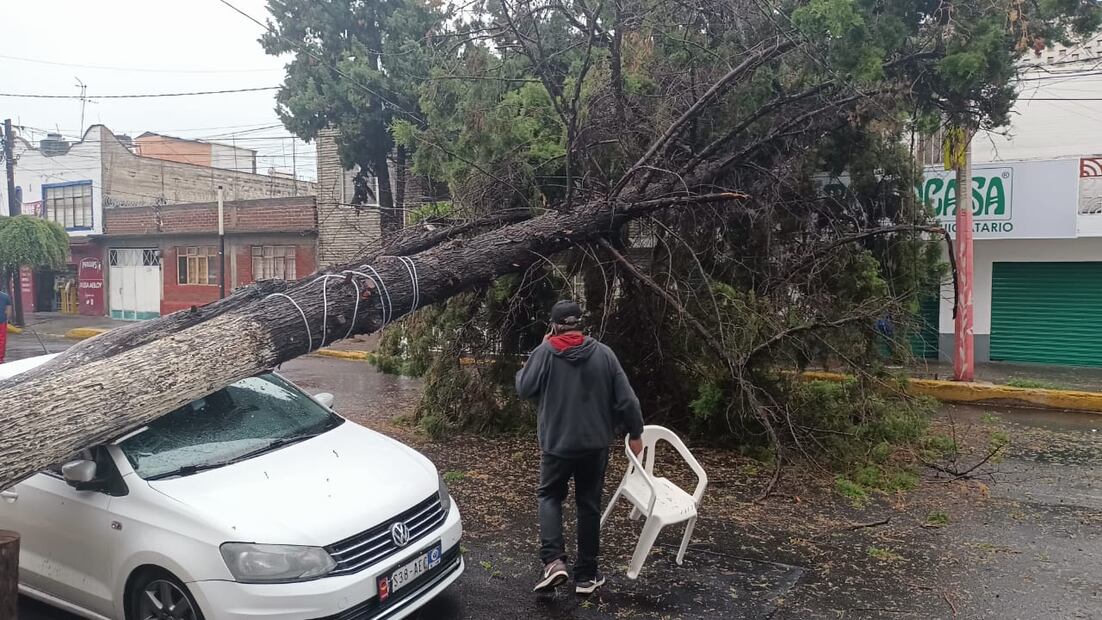 Coche afectado por lluvia en Iztapalapa FOTO Juan Carlos Mondragón