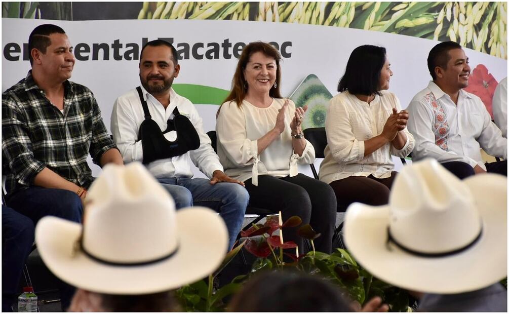 Gobernadora de Morelos Margarita González durante su visita al campo experimental INIFAP en Zacatepec (04/10/2024). Foto: Tony Rivera / EL UNIVERSAL