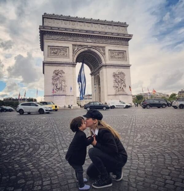 Sherlyn viaja a París junto al amor de su vida, el pequeño André. Aquí las fotos