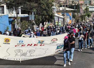Estudiantes normalistas de Oaxaca marchan para entregar pliego petitorio a gobierno estatal; exigen mejorar calidad educativa