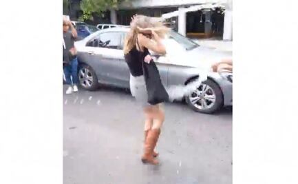 VIDEO Aplazan audiencia de Ximena Pichel "Lady Racista" por discriminación; integrantes de colectivo la agreden al salir lanzándole refrescos