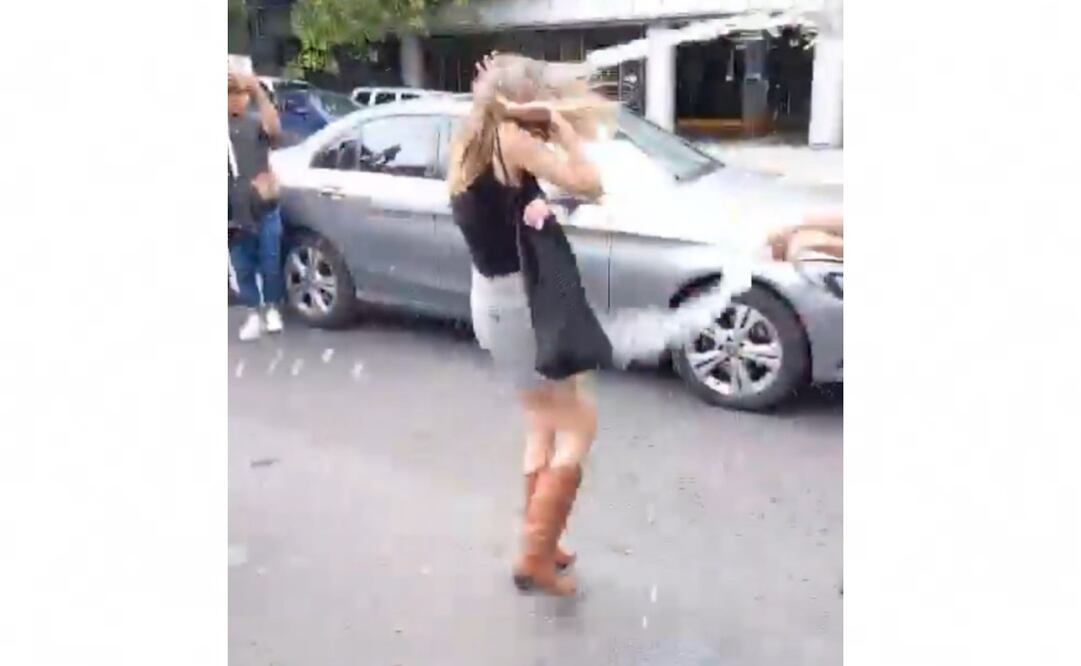 Al salir de su primera audiencia por el delito de discriminación, Ximena Pichel, conocida como "Lady Racista", fue agredida por integrantes de un colectivo. (Foto: captura de pantalla)