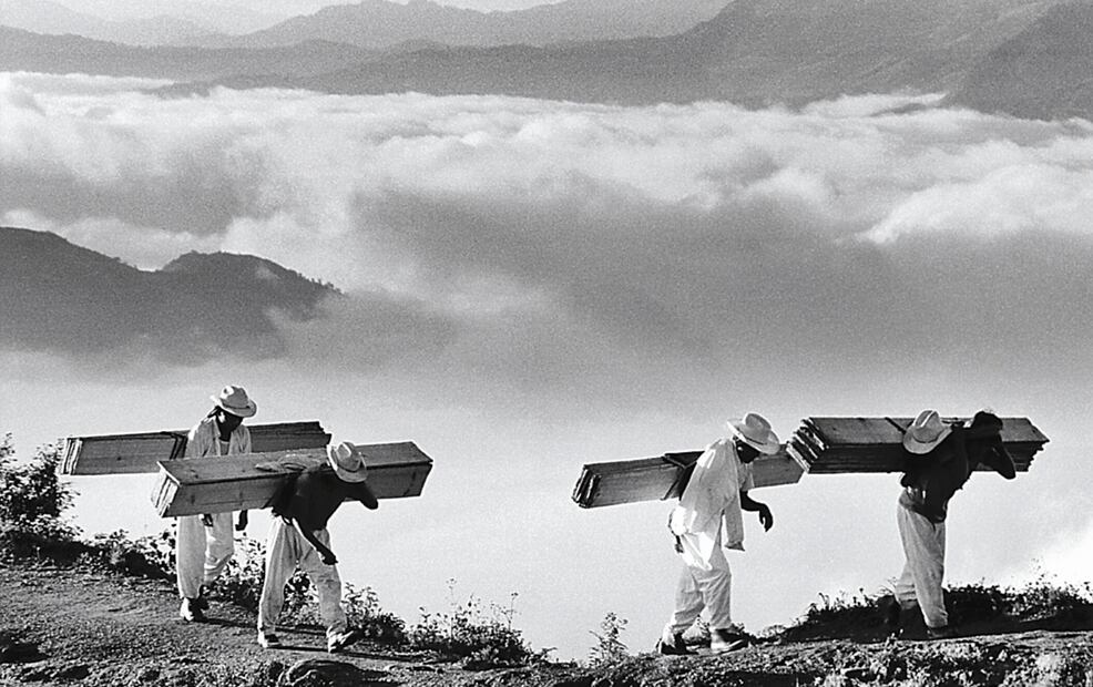 Fotografía tomada en México por el fotógrafo brasileño Sebastião Salgado de hombres cargando madera en Huautla de Jiménez, Oaxaca, en 1980. Foto: Sebastião Salgado