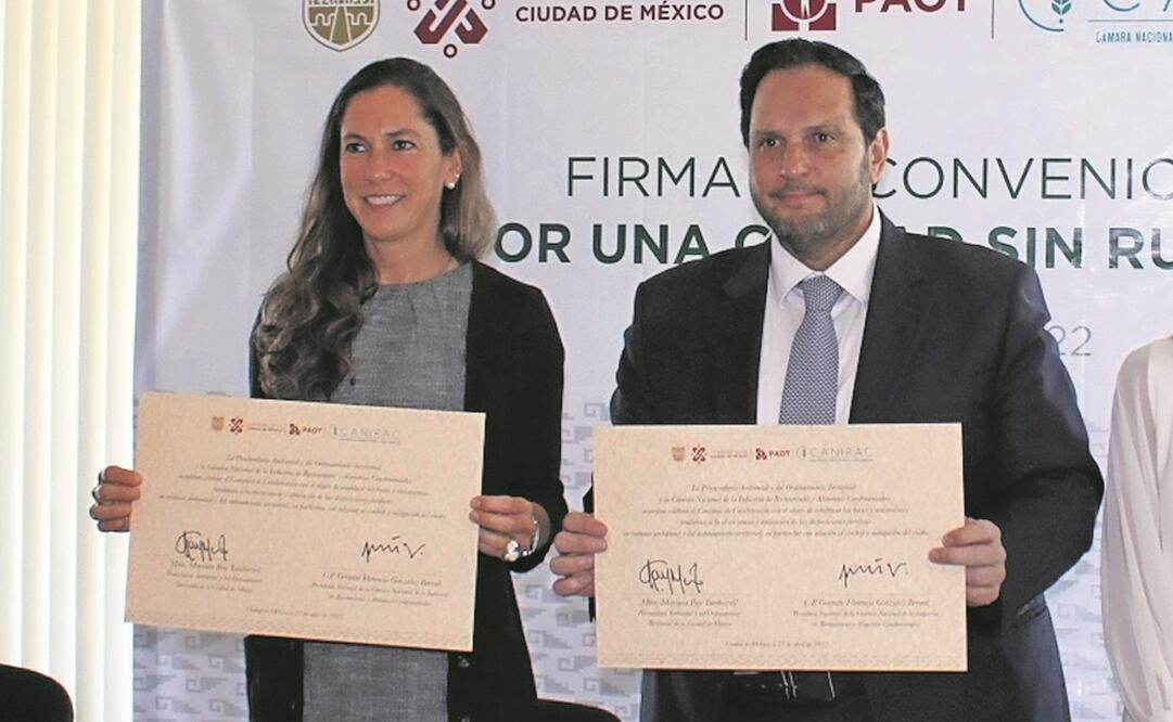 Los titulares de la PAOT y Canirac firmaron un convenio de colaboración. Foto: Especial