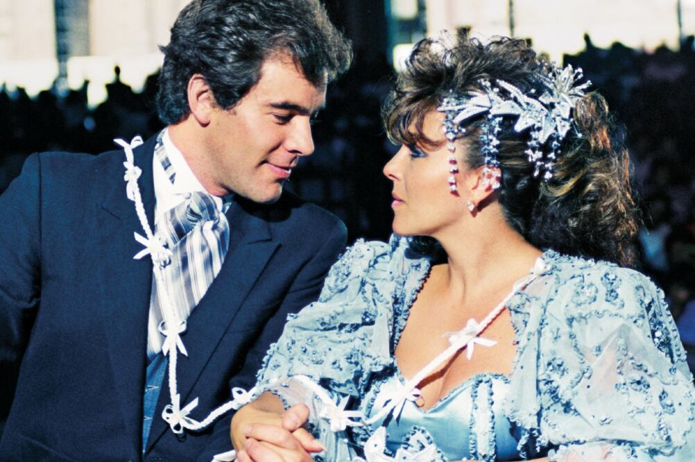 Guillermo Capetillo y Verónica Castro protagonizaron Rosa Salvaje (1987), una historia de la pobre que se casa con el rico (TELEVISA)