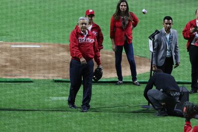 AMLO recibe abucheos “de la porra fifí” en inauguración del estadio de Diablos