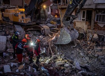 Rescatan a 3 personas vivas 13 días después del terremoto en Turquía