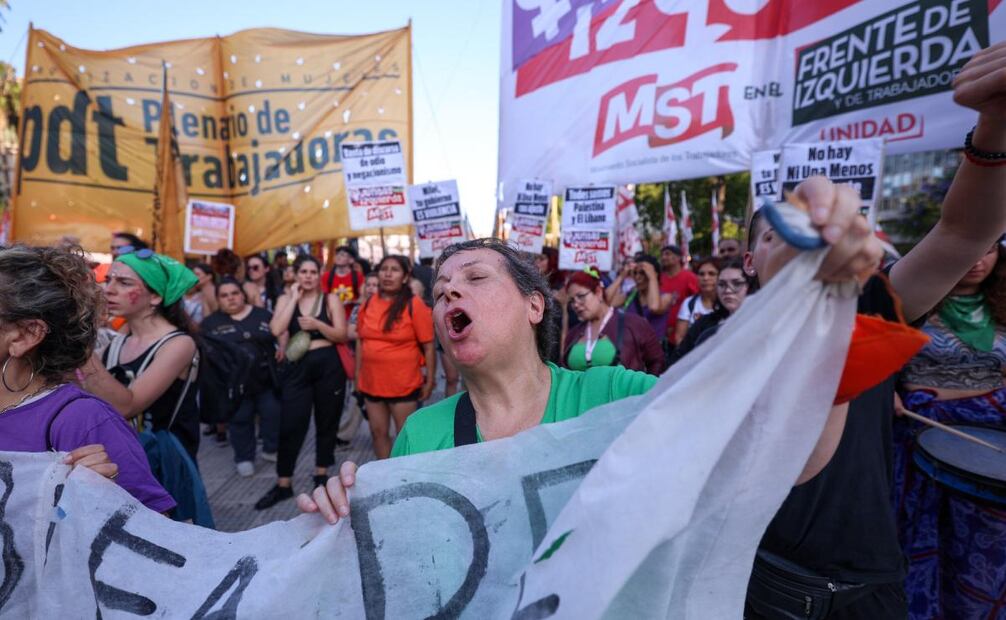 Miles de argentinas dieron inicio a la movilización del 25N en Buenos Aires para alzar su voz contra la violencia machista y protestar contra el Gobierno de Javier Milei por la desarticulación de políticas orientadas a la atención y protección de las mujeres. EFE/ Juan Ignacio Roncoroni
