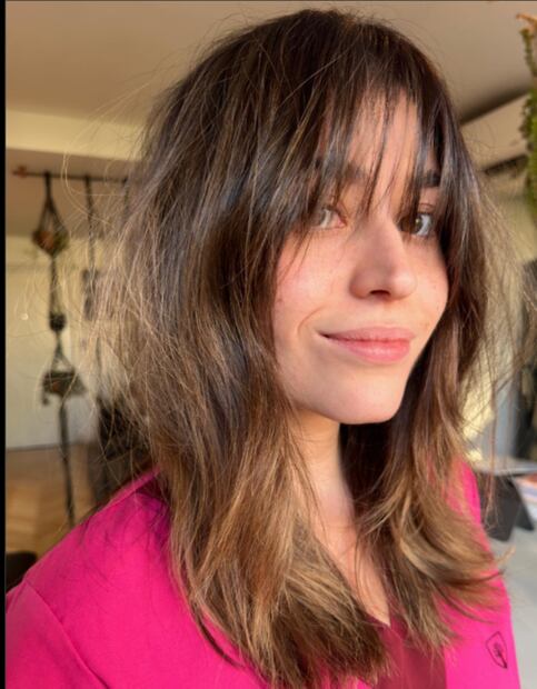 Resalta el tono plateado de tus canas con elegancia. Foto: Instagram @mag.hair.studio