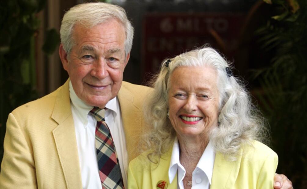 Larson, (izquierda) junto a Noel Neill, quien dio vida a Lois Lane  Foto:Archivo