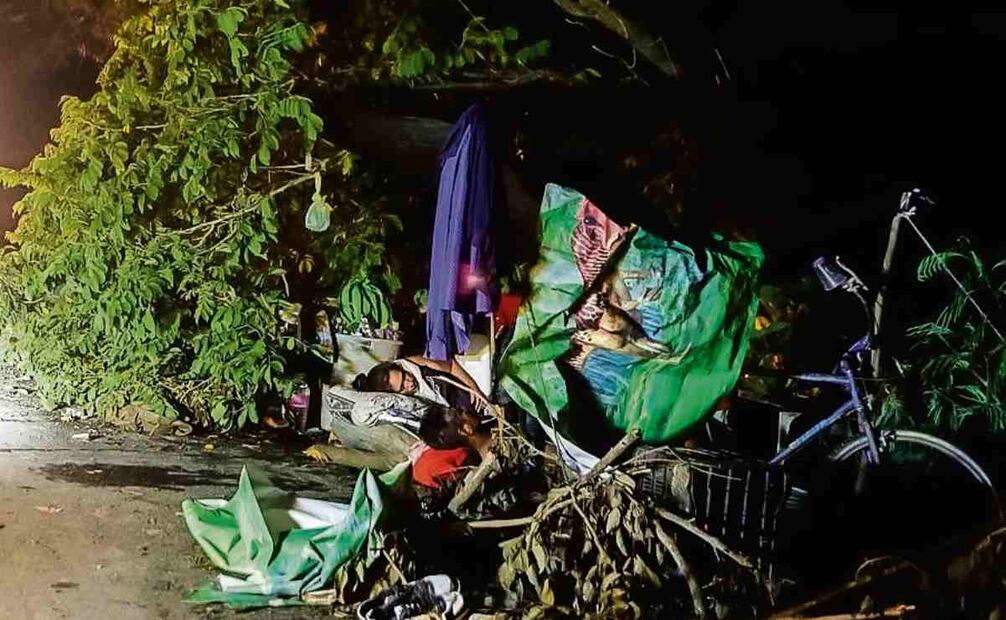Varias familias de colonias populares, cuyas casas continúan bajo el agua, se vieron obligadas a dormir a la orilla de la carretera. Foto: Diego Simón Sánchez  / EL UNIVERSAL