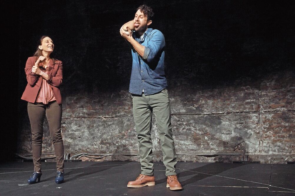 Mónica Huarte y Nacho Tahhan en un ensayo de la obra que habla de universos paralelos en una pareja (ADRIÁN HERNÁNDEZ. EL UNIVERSAL)