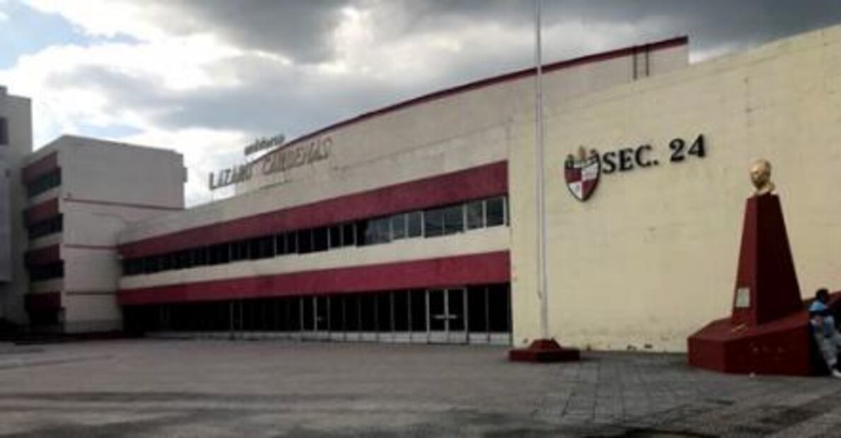 Escuelas, un Oxxo y hasta un bar en predios de Pemex 