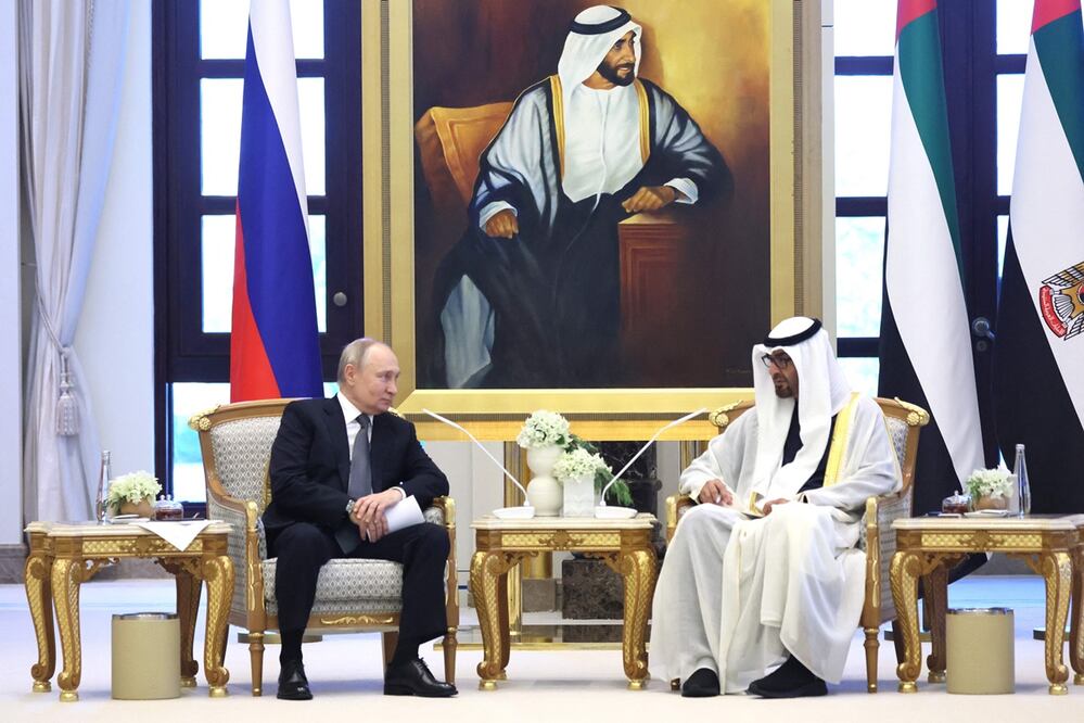 El presidente de Rusia, Vladimir Putin, y el líder de los Emiratos Árabes Unidos, el jeque Mohamed bin Zayed Al Nahyan, en Abu Dabi. Foto: AFP