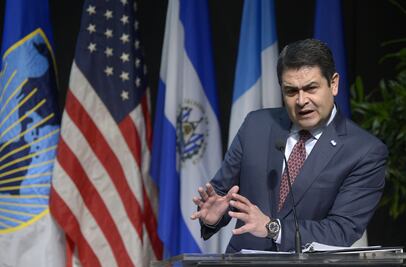 Presidente de Honduras rechaza uso de balas de goma contra migrantes