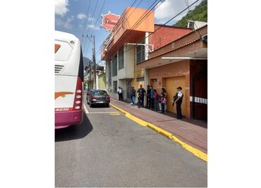 Detienen a 13 migrantes en autobús de pasajeros en Veracruz