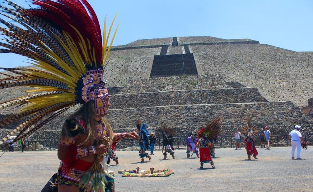 Danza prehispánica frente a la pirámide del Sol. Foto: Emilio Fernández