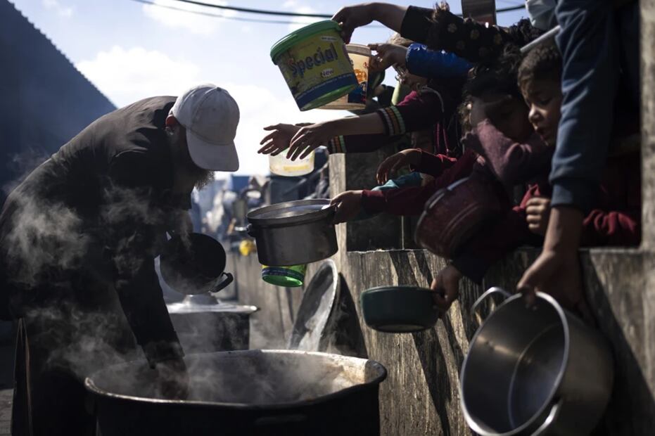 Palestinos hacen fila para recibir una comida gratis en Rafah, Franja de Gaza, el viernes 16 de febrero de 2024. Foto: AP