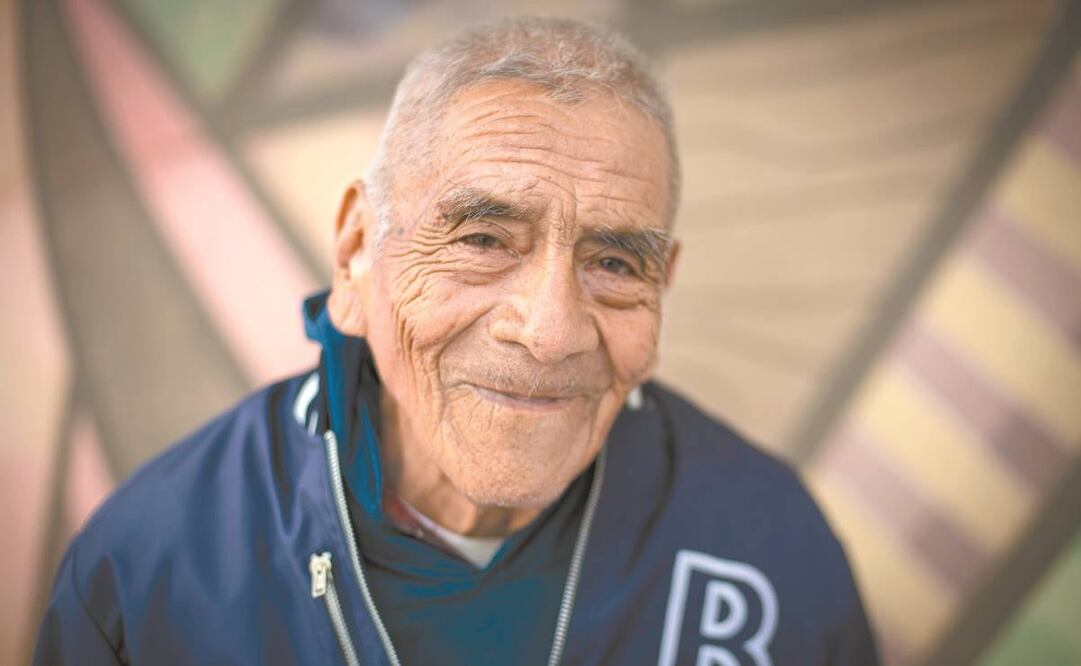 Don Felipe Espinosa Tecuapetla, todavía, a ratos, vende cebollas, chile, limón y tomates en la Central de Abasto y otros mercados. Foto: Especial.