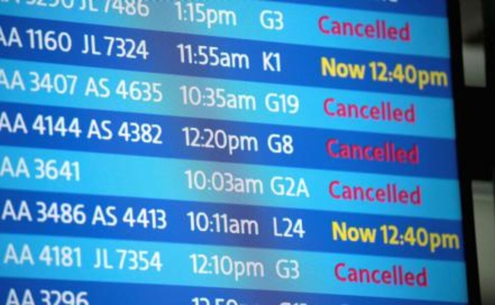 Cancelan cientos de vuelos por primera gran tormenta invernal en EU