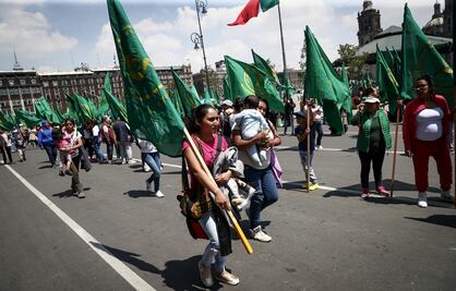 Campesinos marchan del Zócalo a la FGR